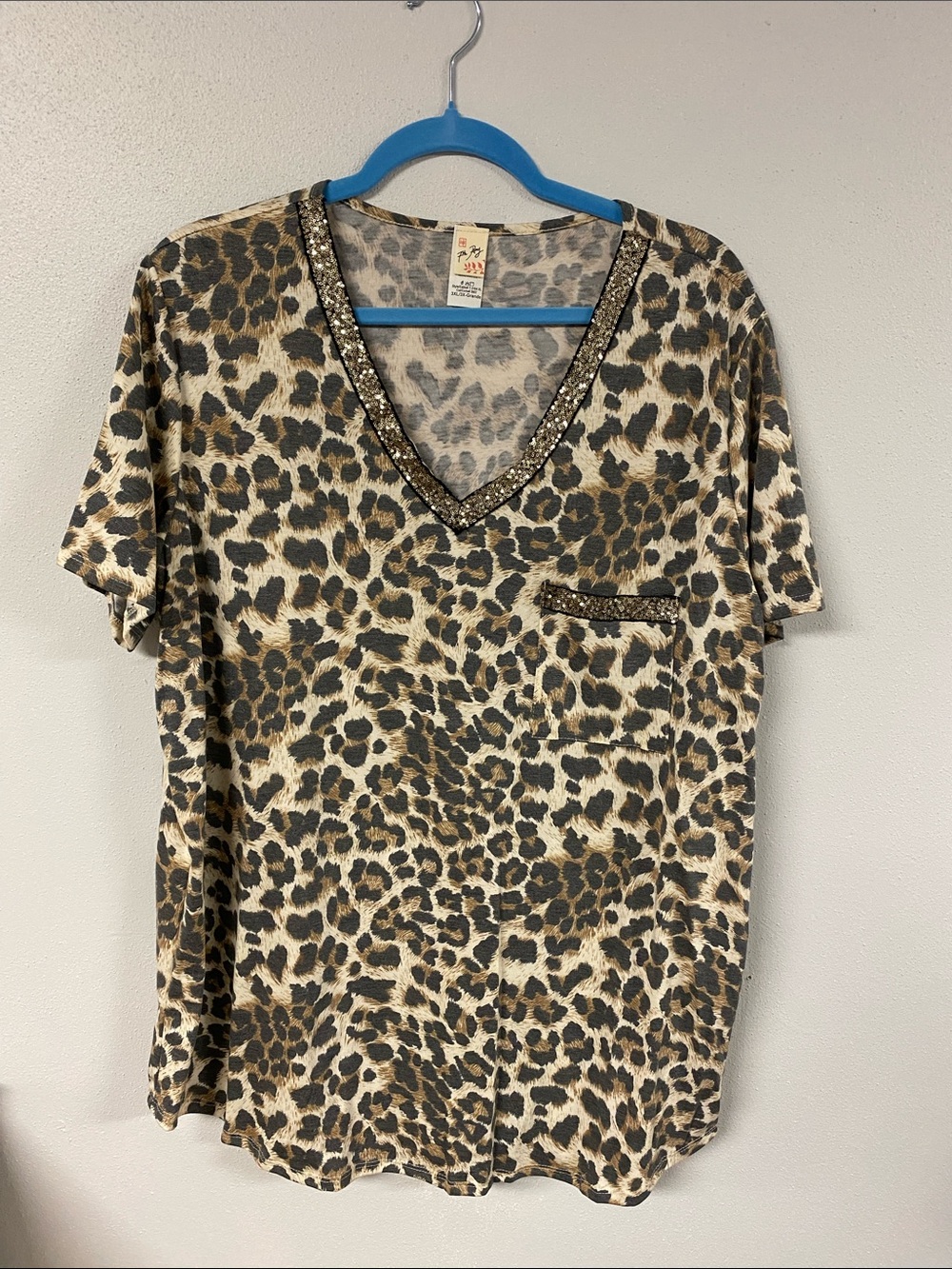 7th Ray Leopard Print V-Neck Top with Sequin Trim. Size 2XL New w/out Tag